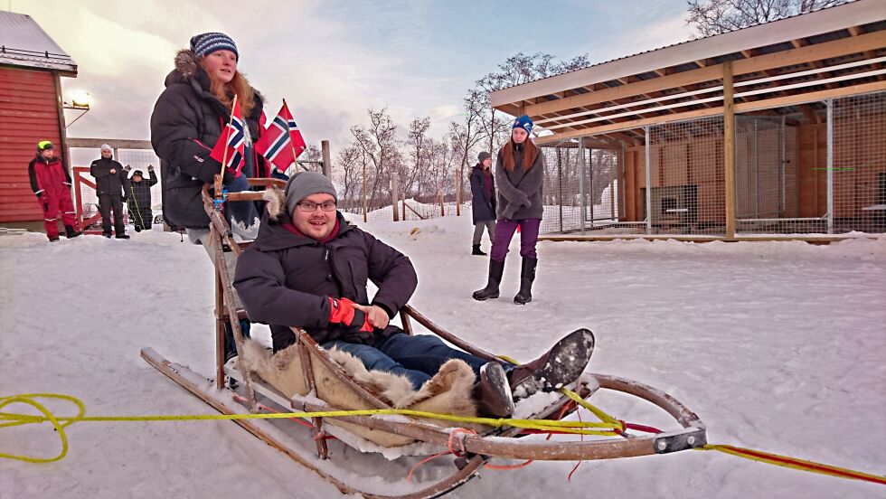 Fylkesvaraordfører Tarjei Jensen Bech var til stede under åpningen og fikk seg en sledetur. Hundefører er Mia Opsahl som går andre året på hundekjørerlinja og deltar i årets utgave av Finnmarksløpet.
 Foto: Frank M. Ingilæ