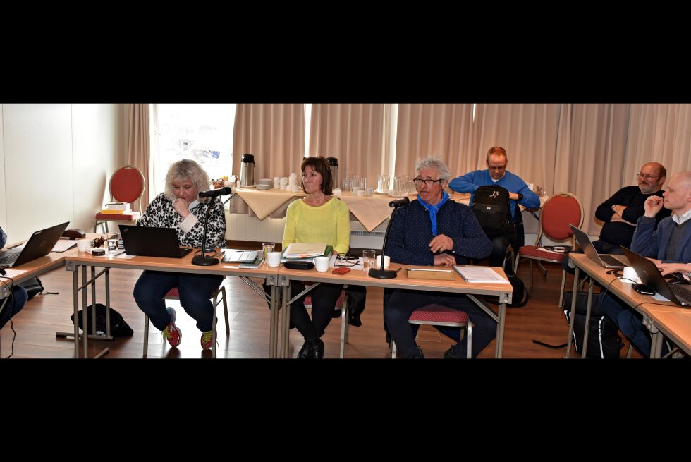 Bente Haug, til venstre, rykker opp som styreleder etter at Raymond Robertsen kastet kortene.
 Foto: Lars Birger Persen