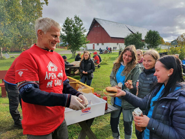 Åpen gård samlet fullt hus