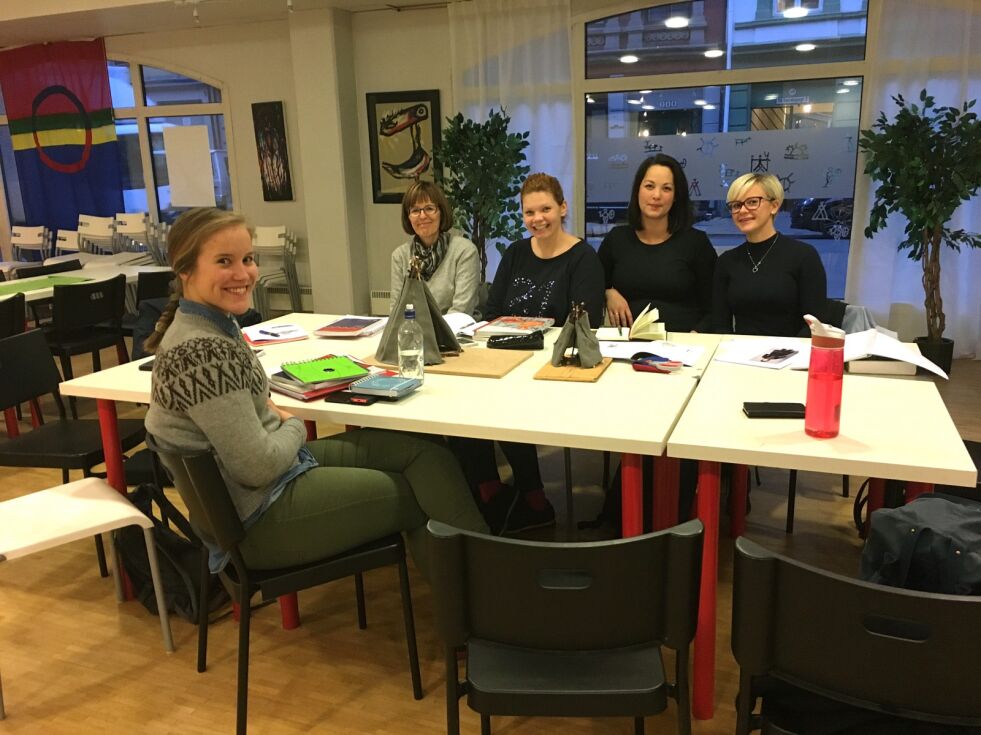 – Vi er veldig fornøyde med kurset. Vi ønsker at Høgskolen i Kautokeino skal kunne tilby oss SÁM 2! Fra venstre: Gro Vars, Camilla Braate, Beate Lee og Sara Lyngaas.
 Foto: Sunniva Katrine Bornøy