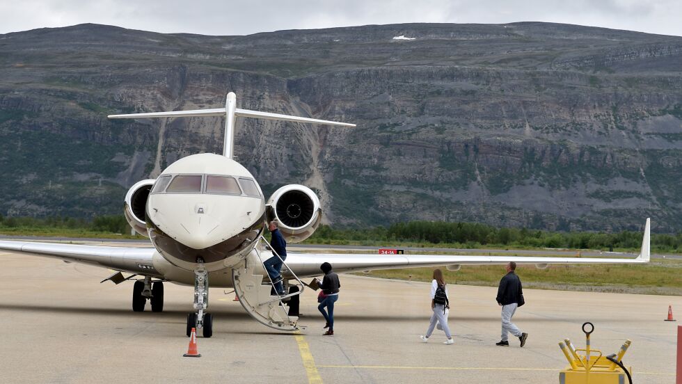 En russisk multimillionær med amerikansk statsborgerskap, to pur-unge jenter og en muskuløs mann har nylig besøkt Lakselv. Torsdag dro de hjem, og mest sannsynlig inneholdt fiskekassen de hadde med seg ombord, nyfisket Porsanger-laks.
 Foto: Bjørn Arne Johansen