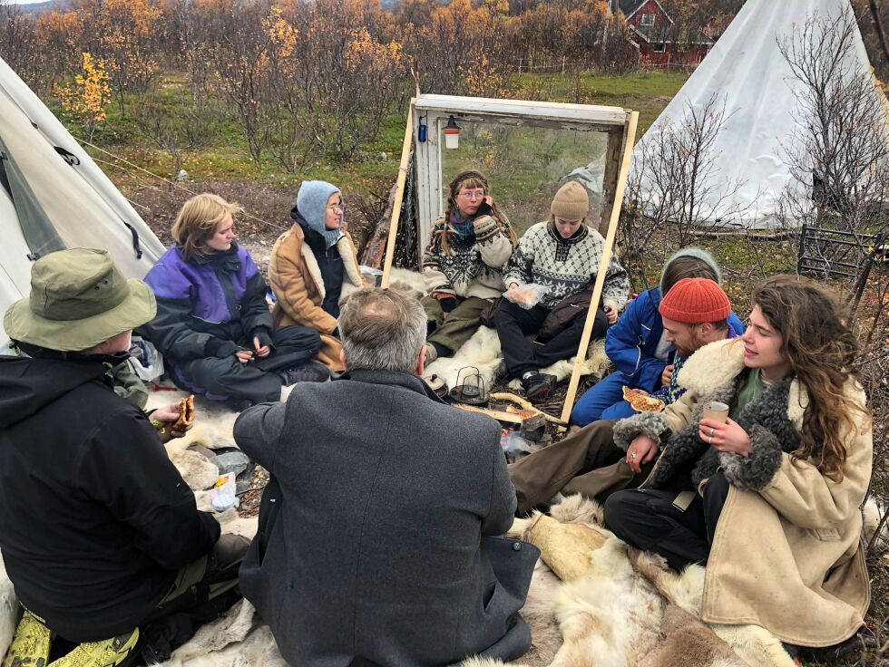 Aksjonistene på Markoppneset er mer motiverte til å holde stand enn noensinne, etter helgas angrep på leiren. Det forteller Alva Førsund (til høyre).
 Foto: STEIN TORGER SVALA