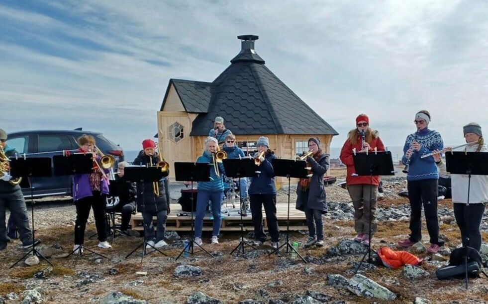 Grillhytta ved Krampenes i Vadsø kommune ble åpnet med både mat og drikke, og orkestermusikk.
ALLE FOTO: PRIVAT