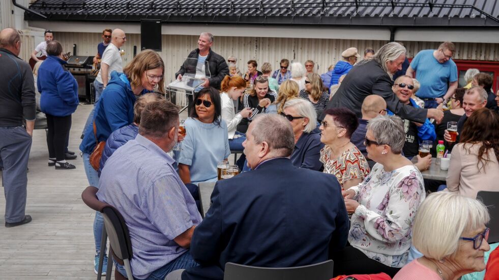 Fredag og lørdag kunne festivaldeltakerne nyte godværet - som her; hvor det lørdag ble arrangert konsert på uteterrassen på «Corner».
 Foto: Geir Johansen