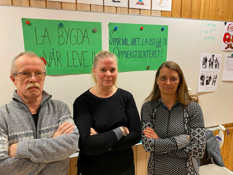 Charles Mortensen, Silje H. Magnussen og Margrethe Vonka håper i det lengste på et flertall i kommunestyret for å beholde skolen på Jakobsnes, noe som betyr at de må stole på andre partier enn eget AP.
 Foto: Hallgeir Henriksen