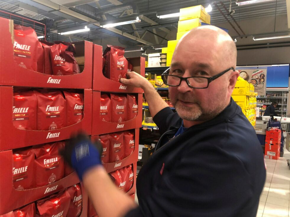 Butikksjef Ben Lindbäck i Karasjok er rede til å bringe varer på døra til folk satt i hjemmekarantene.
 Foto: Stein T Svala