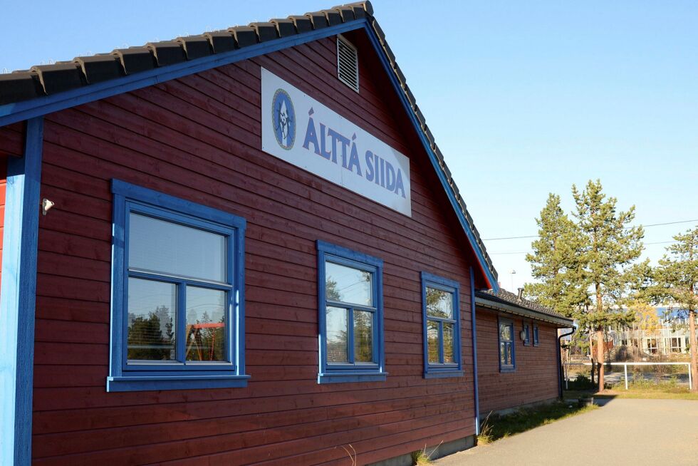 Språk- og kul­tur­sen­te­ret Lávgu på Ált­tá sii­da star­ter opp med sam­isk språk­kurs til høst­en igjen. Kvelds­kur­sene er fulle, men de har ledig uni­ver­si­tets­stu­dium på dagtid.
 Foto: Steinar Solaas