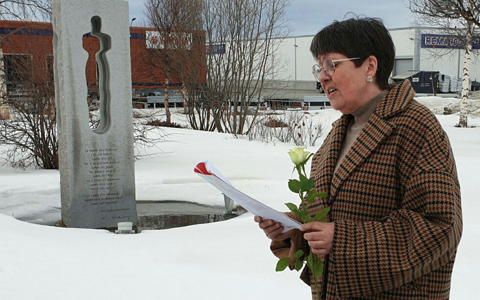 Lokal partileder Hilde Skanke ledet allsangen ved minnesteinen for ofrene ved 22. juli-terroren 2011. De fremmøtte la ned hver sin rose.
 Foto: Asfrid Karlsen