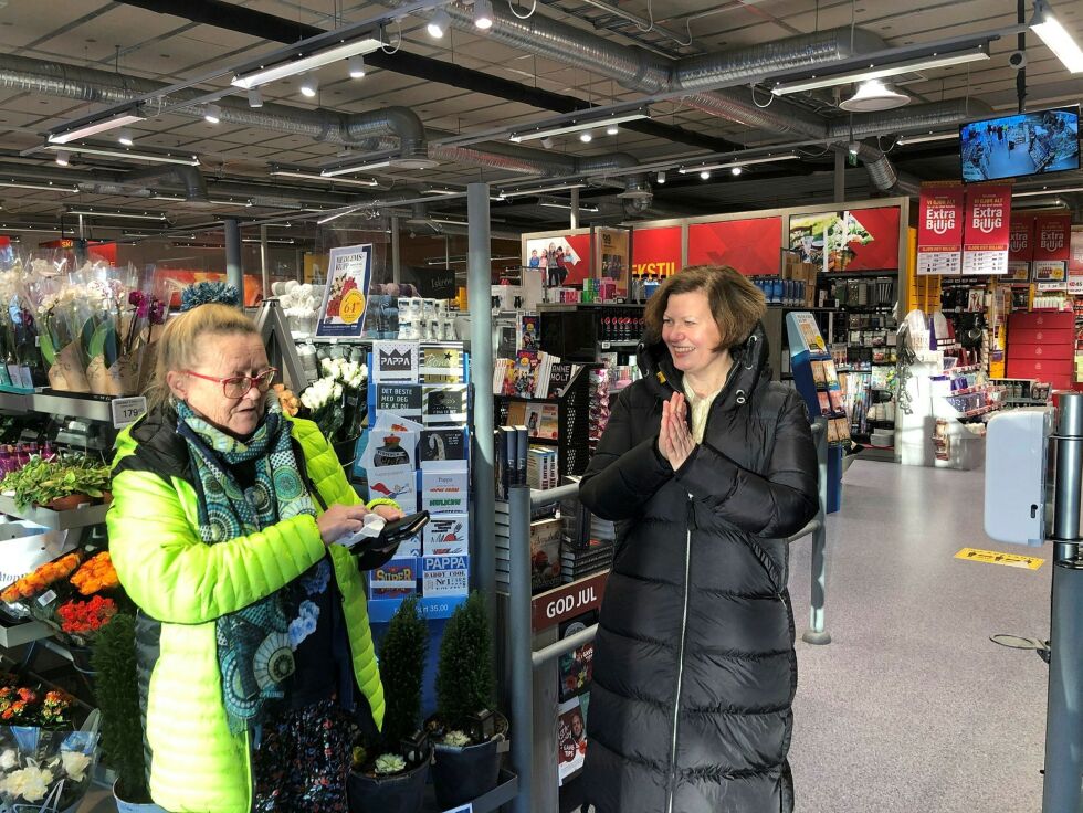 Olaug Olsen og Helga Pedersen i gang med spritingen som er blitt et rituale på vei inn og ut av butikker.
 Foto: Birgitte Wisur Olsen