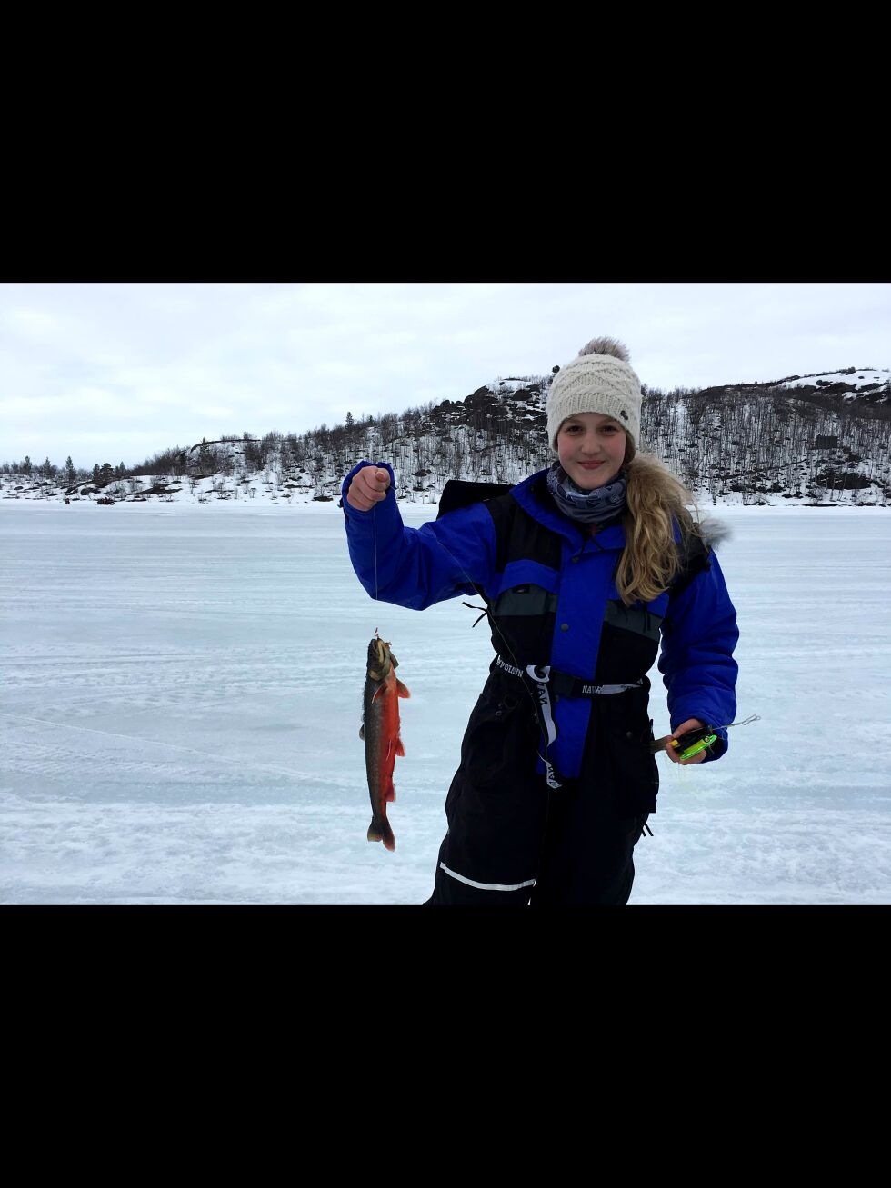 Amira Rezaiguia fikk den største fisken i barneklassen med denne fine røya.
 Foto: Stein Tore Sivertsen