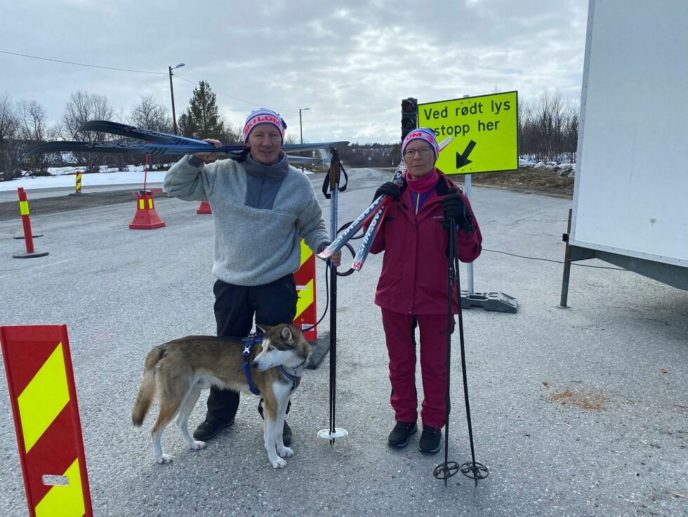 Ekteparet Anne Karin Karlsen og Odd Marselius Isaksen ble nekta av grensevakta å kjøre forbi tollet i Neiden og inn mot grensa for å gå på ski langs grensegjerdet sist helg.
 Foto: Hallgeir Henriksen