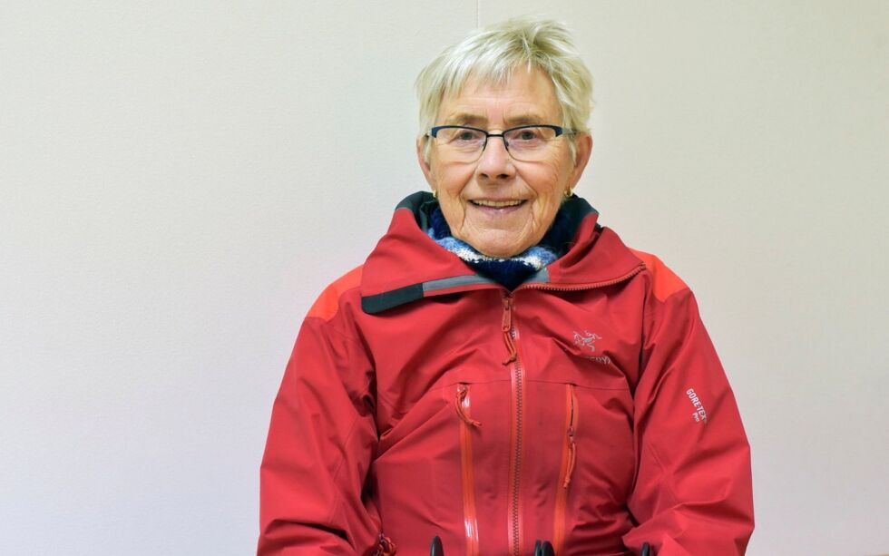Aina G. Hanssen fra Lakselv reagerer på at flybesetningen til det danske flyselskapet DAT kun snakker engelsk.
 Foto: Irene Andersen