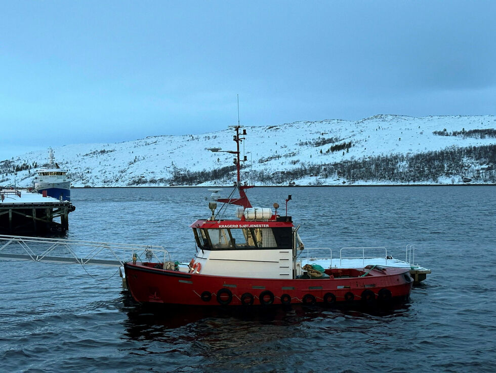 Den innleide isbryteren fra Kragerø er tre ganger mindre enn Kraft Johansen, men havnevesenet har god tro på at den vil klare jobben med å bryte is i Bøkfjorden og Langfjorden ved Kirkenes. Den skal nå testes ut denne sesongen.
 Foto: Hallgeir Henriksen
