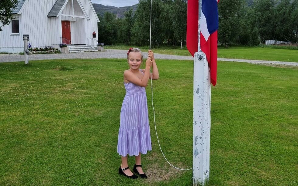 Sofie liker å hjelpe til der hun kan, så det var helt naturlig å være kirketjener da gudfar inviterte til dåp.
 Foto: Gunn Bente Rasmussen