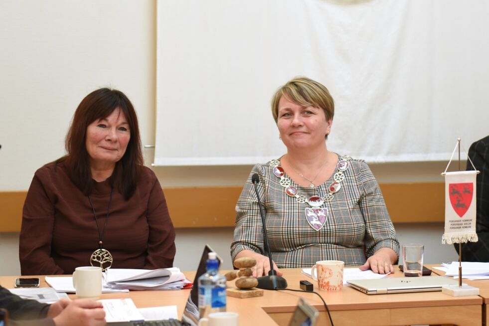 Aina Borch (AP) til høyre på bildet ble torsdag gjenvalgt for fire nye år. Samtidig ble Sylvi Johnsen (SV) valgt som varaordfører.
 Foto: Marius Thorsen