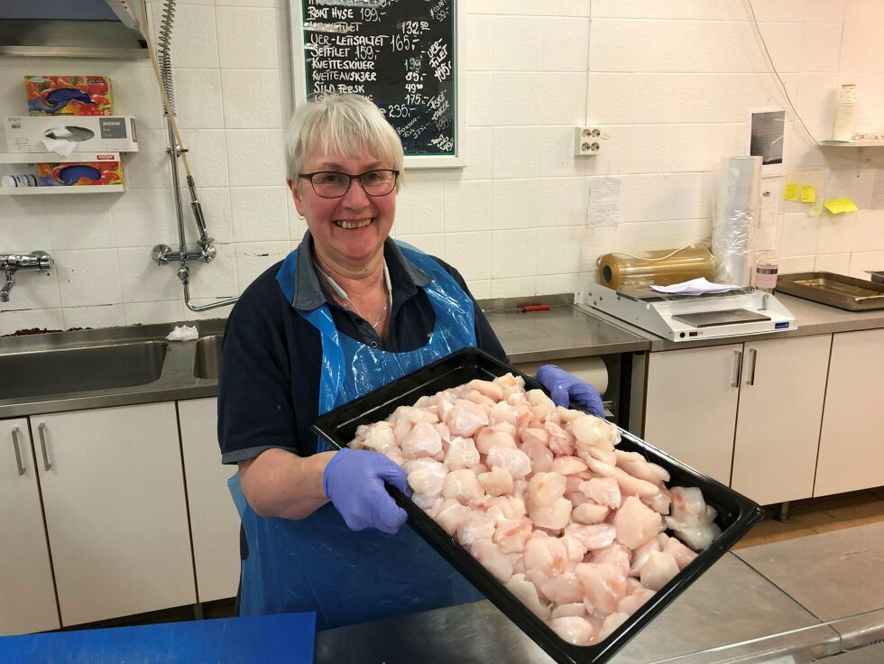 Ingjerd Høyli i den eneste butikken i Kirkenes med fiskedisk, kunne i slutten av forrige uke by på delikatessen torskemedaljonger, som er en utskåren del av torskekinnet.