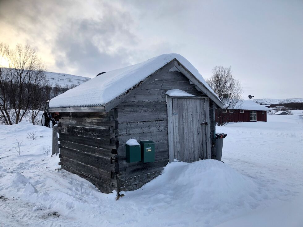 Dette gamle stabburet i Høybukta ble i sin tid satt opp i nabobukta, Gamnesbukta, demontert og satt opp igjen der det i dag står.
 Foto: Halllgeir Henriksen