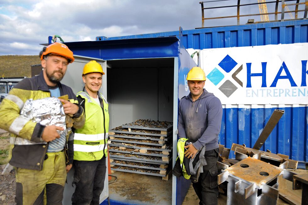 I en container på anleggsplassen ved den nye Tana brua tørkes det sopp. Fra høyre: Grzegorz Kups, Kamil Sobalski og Slawomir Barzowski.
 Foto: Karsten Ugelvik