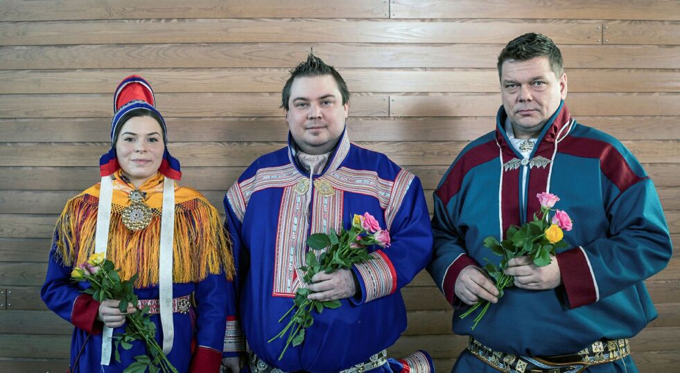 Tuomas Aslak Juuso (i midten) er valgt som sametingspresident. Anni Koivisto er valgt som første visepresident og Leo Aikio andre. (Foto: Ville-Riiko Fofonoff / Sámediggi)
