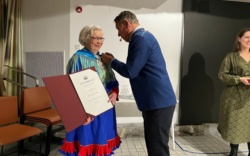 Her får forfatter Rauni Magga Lukkari kongens fortjenstmedalje av ordfører i Tromsø, Gunnar Wilhelmsen.
 Foto: Elin M. Wersland