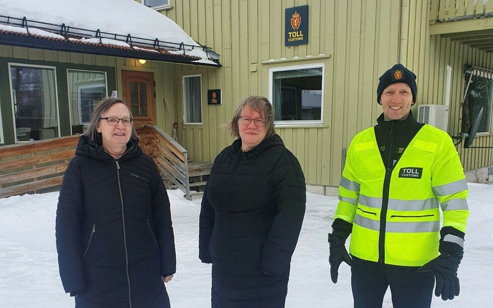 Fra venst­re: Corona-an­svar­lig Lil­lian Saua i Tana kom­mu­ne, kom­mu­nal­sjef for hel­se og om­sorg Anu Nil­sen og toll­sta­sjons­sjef Gø­ran Sten­seth fant gode løs­nin­ger for en kom­mu­nen test­sta­sjon ved tol­la i Pol­mak.
 Foto: Tom Hardy