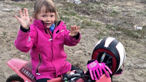Rosa tøffing kjører cross med støttehjul