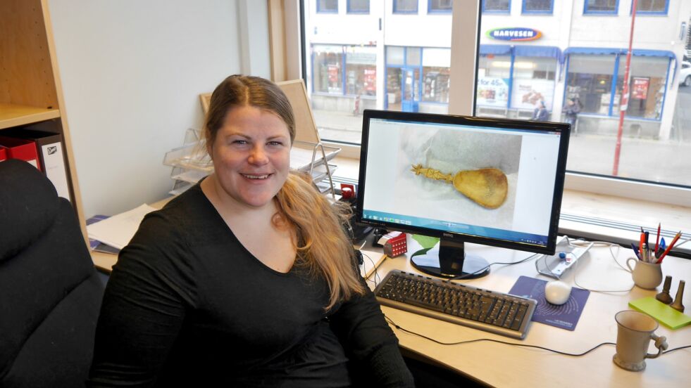 Nytilsatt avdelingsleder Hilde Margrethe Nielsen ved Nordkappmuseet fant samiske horngjenstander som hun tror kan være svært gamle. Gjenstandene undersøkes nå ved Universitetsmuseet i Tromsø, og resultatet derfra vil ventelig foreligge om et par måneder. På PC-en ses bilde av ei skje som Hilde tror kan være fra vikingtiden.
 Foto: Geir Johansen