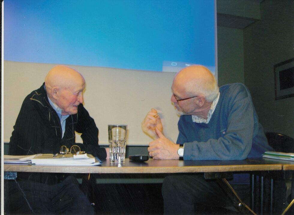 Rolf Hellem (til venstre) i hektisk debatt med direktør Johan Petter Barlindhaug.
 Foto: John Gustavsen