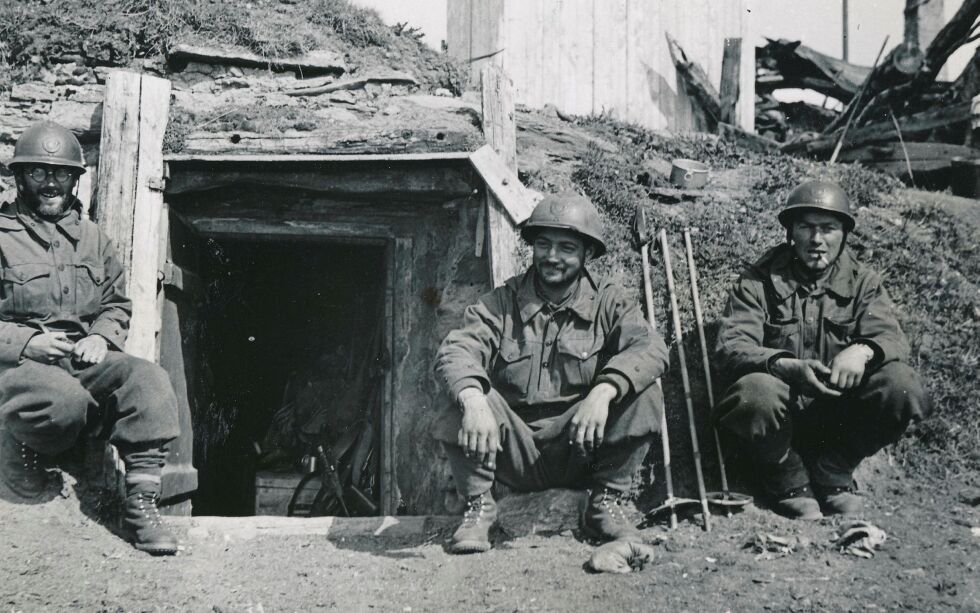 Sol­da­ter fra Frem­med­le­gi­o­nens 13. halvbrigade gjør et for­søk på å smile til fo­to­gra­fen for 80 år si­den. Bil­det ble tatt i Bjerk­vik et­ter at byg­da var gjen­erob­ret fra de tys­ke styr­ke­ne 13. mai 1940.