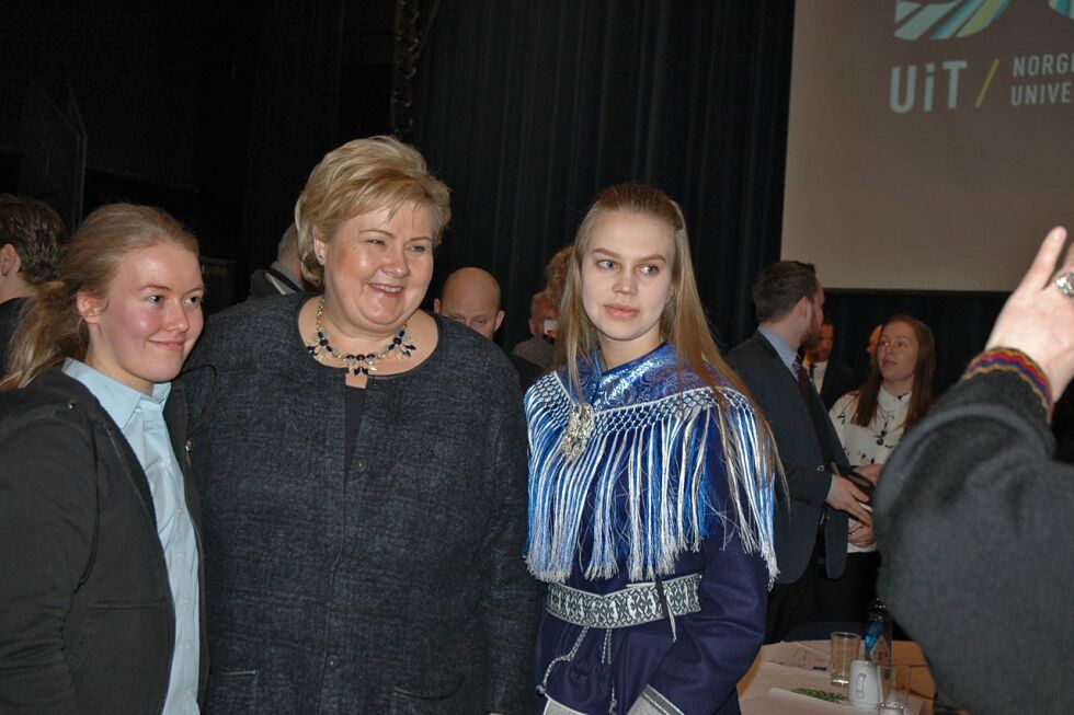 Lakselvjentene Arja Løkke og Kamilla Elise Andersen var med på toppmøtet for næring og kompetanse med statsminister Erna Solberg i Alta.
 Foto: Rita Heitmann
