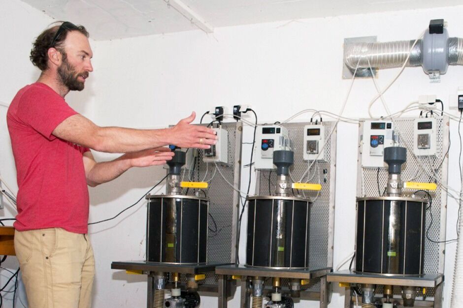 Joshua Fenton Cabell ved Norsk institutt for bioøkonomi (NIBIO), ved et testanlegg for å produsere biogass som er tilpasset norske gårdsbruk.
 Foto:  Anette Tjomsland, NIBIO