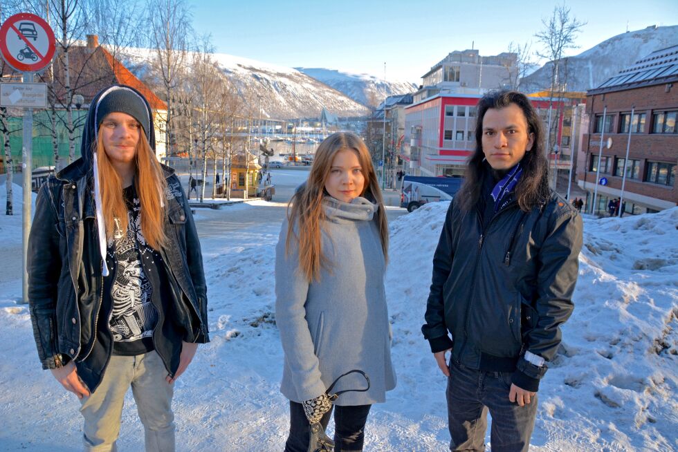 Metalbandet Cretura er i Tromsø. På bildet ser du deler av bandet, som er Jørgen Beijer Johnsen, Sárá Márjá Guttorm og Markus Oddekalv Pettersen. Cretura består for øvrig også av Kine-Lise Skjeldal, Marius Toen og Michael Sveri.
 Foto: Elin Margrethe Wersland