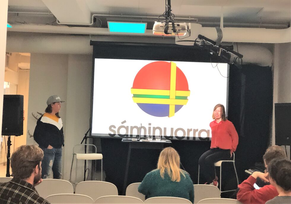 Det samiske folk i Nord-Europa opplever klimaendringer 2-3 ganger raskere enn gjennomsnittet. 23-åringene Sanna Vannar og Julia Rensberg fra Sáminuorra holdt foredrag om hvordan dette spiller ut for samisk ungdom.
 Foto: Hannah Persen