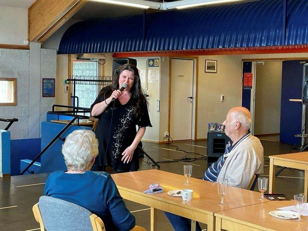 Jenny Jenssen besøkte Tana torsdag. Med sang og dans tok hun tanaværingen med storm.
 Foto: Privat