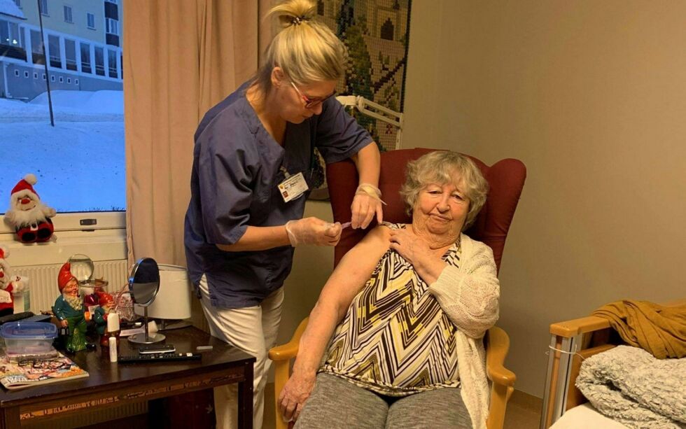 91 år gamle Thora Wosnitza var den første som fikk coronavaksine i Sør-Varanger, og den fikk hun fra sykepleier Virpi Pyhäjärvi.
 Foto: Sør-Varanger kommune