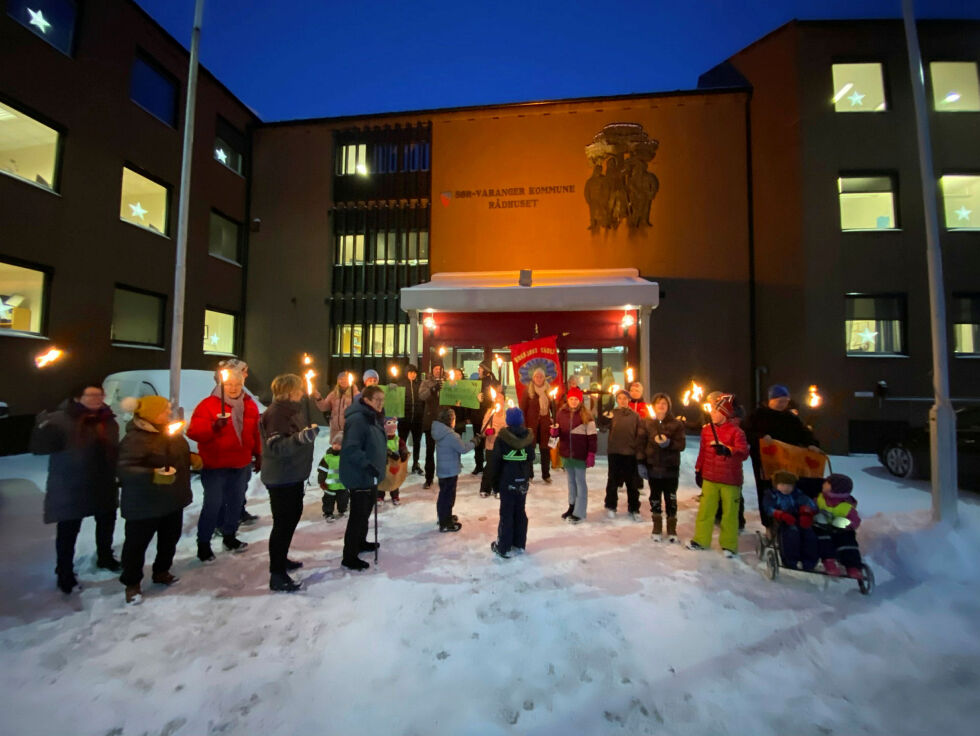 Flere generasjoner jakobsnesværinger møtte opp foran rådhuset i Kirkenes med fakler og plakater for å påvirke politikerne i Sør-Varanger kommunestyre 7. desember i fjor, uten at det hjalp.
 Foto: Hallgeir Henriksen