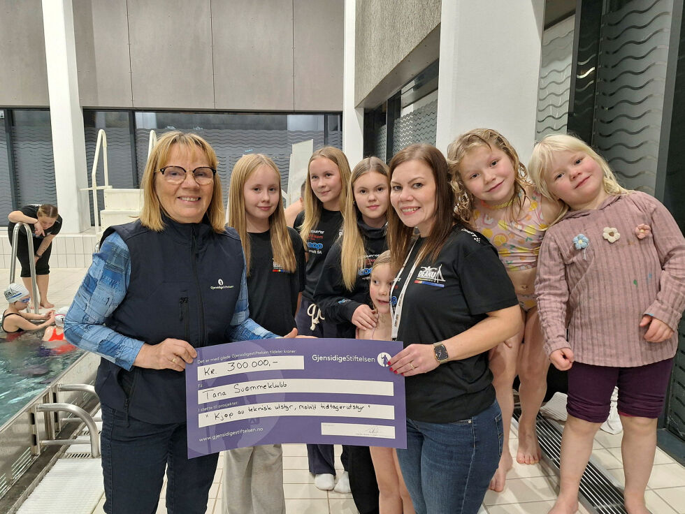 Svømmeklubben opplever stor medlemsvekst. Leder Linn Hege Hansen (til høyre foran) mottar sjekk fra Gjensidigestiftelsens Marianne Balto.
 Foto: Torbjørn Monsen