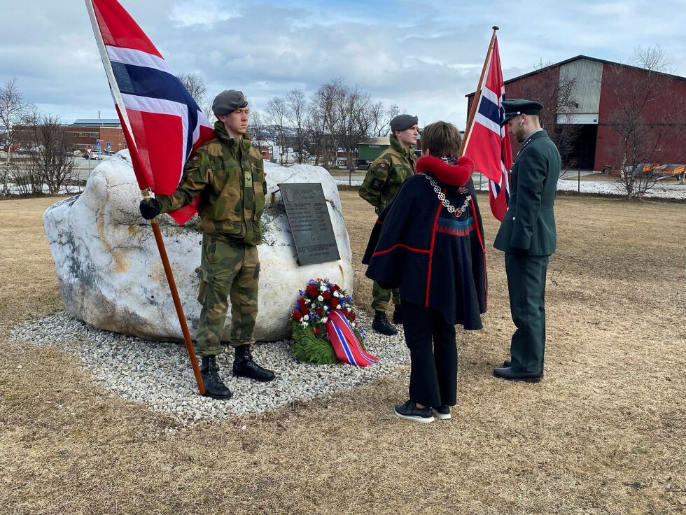 Kransnedleggelse ved minnesteinen i Lakselv. Arkivfoto: Kristin Marie Ericsson