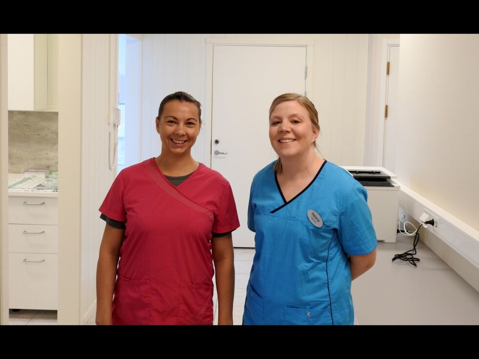 På nyåpnede Torgsenteret tannklinikk AS møter man disse to smilende kvinnene. Tannhelsesekretær Laila Beate Anti og tannlege Helene Sørensen.
 Foto: Kristin Marie Ericsson