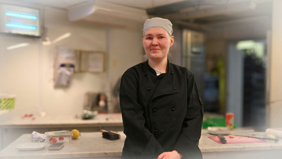 – Jeg er egentlig søkkimponert over meg selv og hva jeg har klart, sier Iselin Hansen. Tirsdag gjennomførte hun fagprøven i konditorfaget på Lakselv bakeri.
 Foto: Irmelin Klemetzen