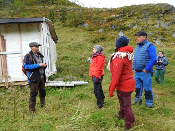 Besøkte liten ostebu blant høye fjell