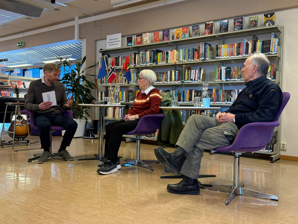 På fredag møttes Porsanger-ordfører Jo Inge Hesjevik med Aina Hanssen og Jasper Paulsen. Her snakket de om krigen og gjenreisninga.
 Foto: Oskar Melkeraaen Aas