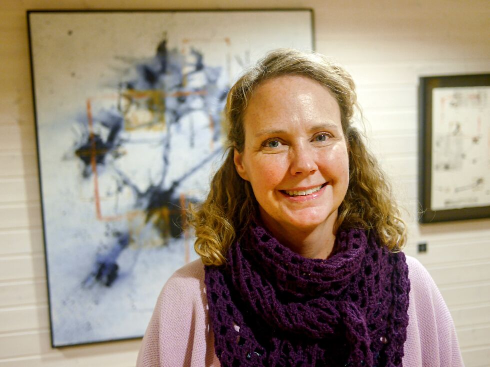 Erica K. Haugli foran bildet som skildrer «krefteksplosjonen» i desember 2015. Det var dette bildet hun først begynte å male for ett år siden, og hun arbeidet videre med det helt til utstillingen hennes skulle åpne.
 Foto: Geir Johansen