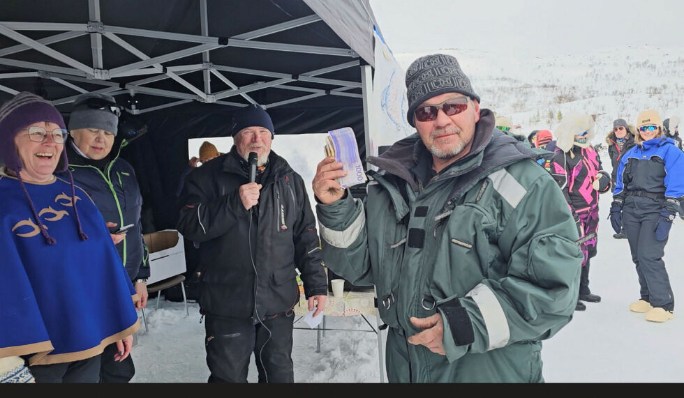 Jan Roger Iversen var godt fornøyd med at hans fisk på 320 gram var den største og ga fire tusen kroner i premie. Helen Martinsen, Tove Alstadsæter og speaker Roy Wara til venstre for ham.
 Foto: Torfinn Iversen