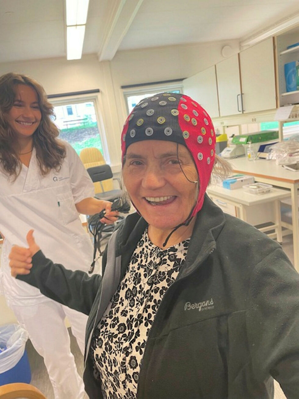 Else Ma­rie Isak­sen lo godt da hun fikk på «tinnfoliehatten», rett­ere sagt EEG-må­le­ren. Asta M. Bal­to som tok bil­det lo nok enda mer.
 Foto: Privat