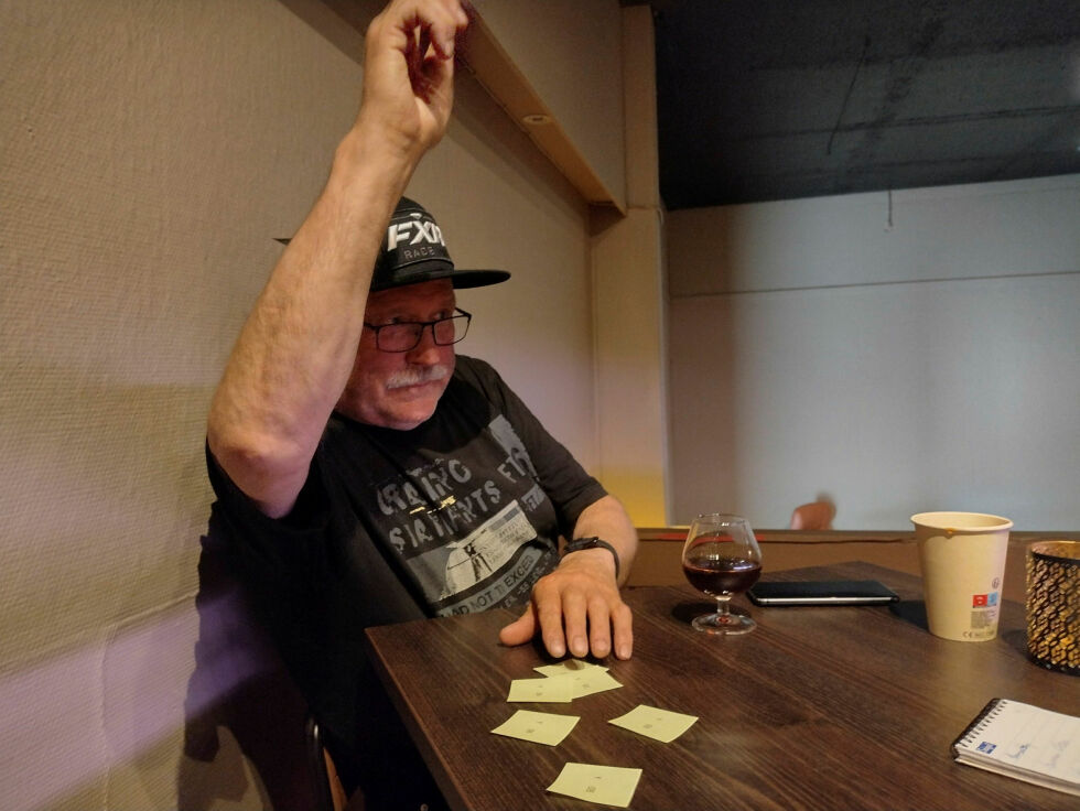 Ikke bare fikk Gunnar Olsen førstevalget sitt denne sesongen. Han håvet også inn premier fra kveldens loddsalg.
 Foto: Oskar Melkeraaen Aas