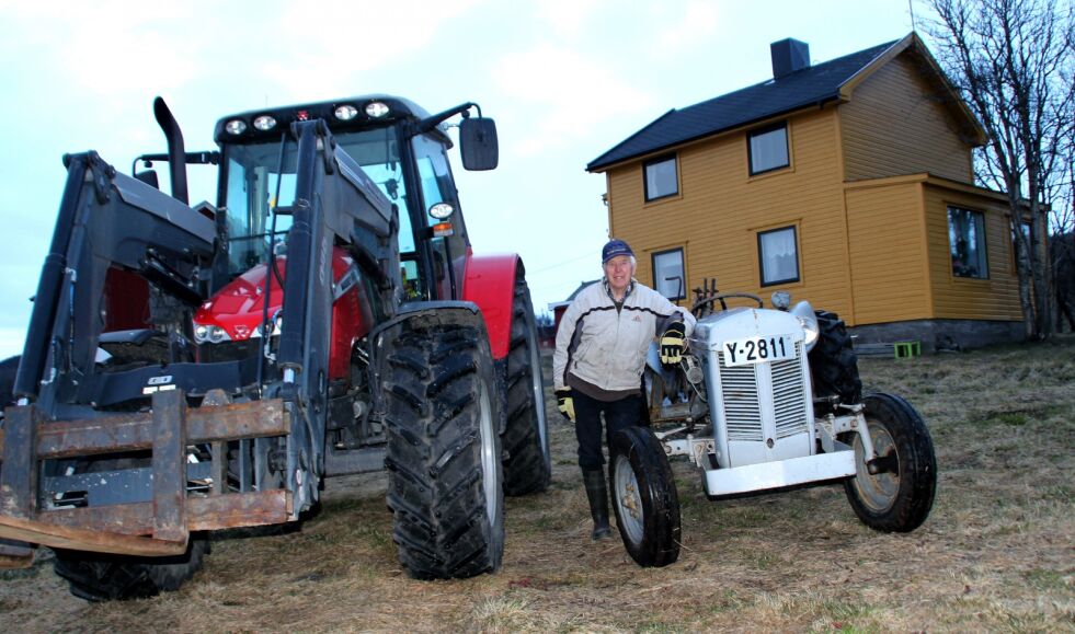 Per Andersen kan konstatere at det har vært en enorm utvikling fra Gråtassen og til de store Massey Ferguson-traktorene i dag.
 Foto: Privat