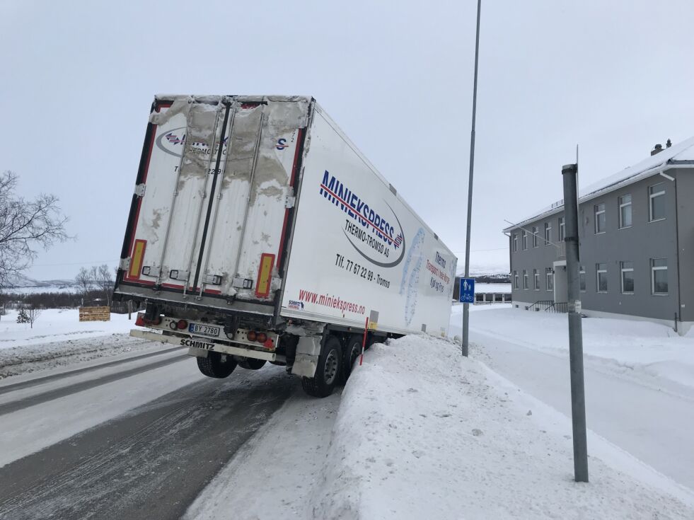 Hengeren var festet på bilen, men den hadde ikke gått i lås, og havnet dermed i grøfta i Lakselv sentrum.
 Foto: Kristin Marie Ericsson