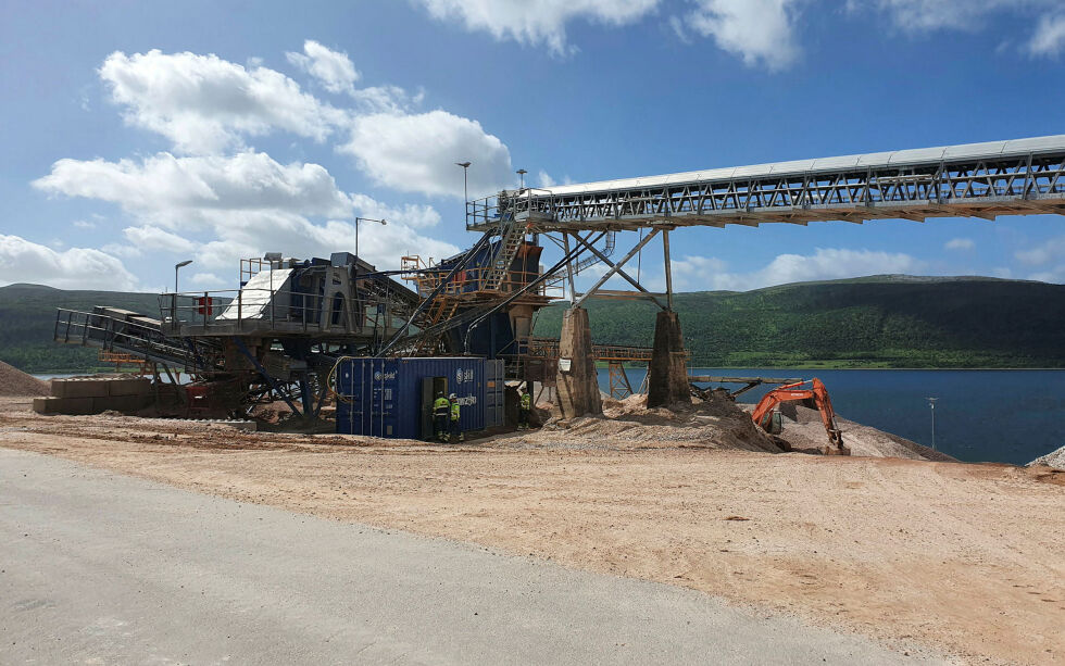 Elkems sorteringsanlegg nede ved sjøen i Austertana.
 Foto: Tom Hardy