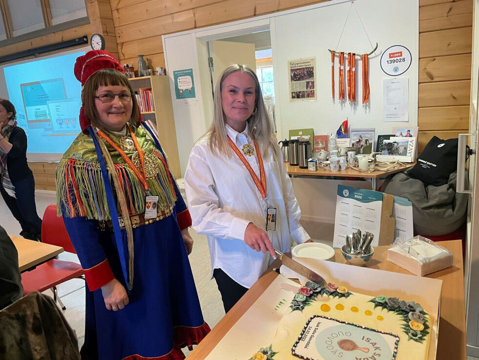 Anne-Christine M. Hansen og Malise Porsanger fikk æren av å åpne festkaka da de nye nettsidene ble lansert.
 Foto: Birgitte Wisur Olsen